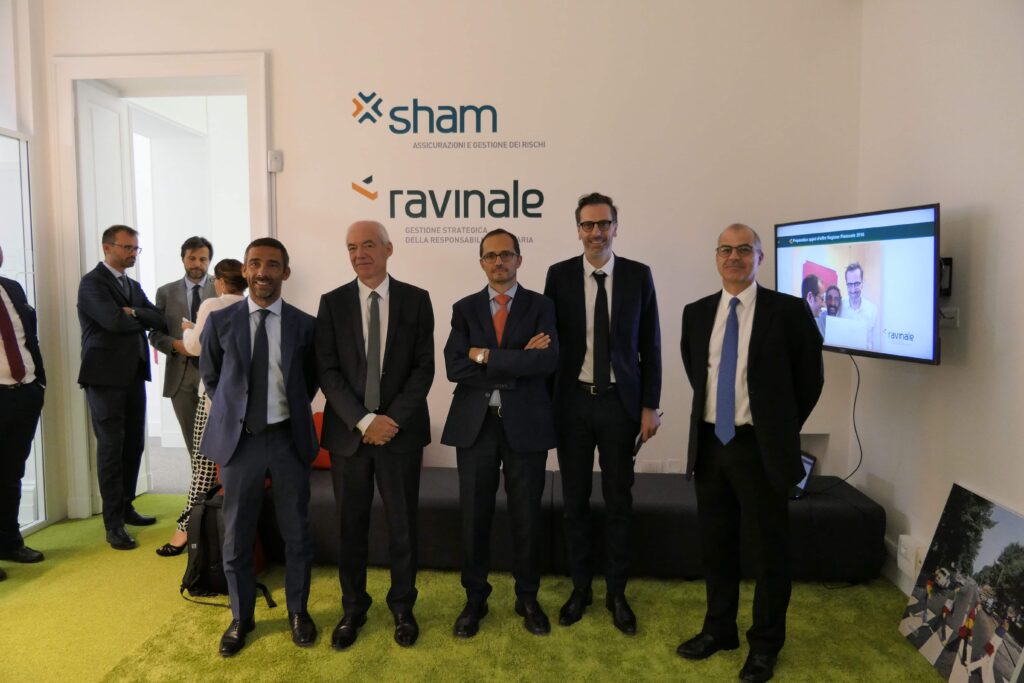 Groupe de dirigeants posant lors d’un événement.