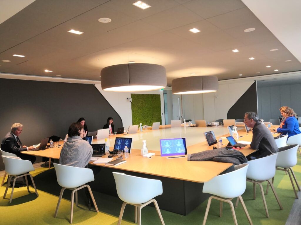 Groupe de collaborateurs posant ensemble en extérieur.